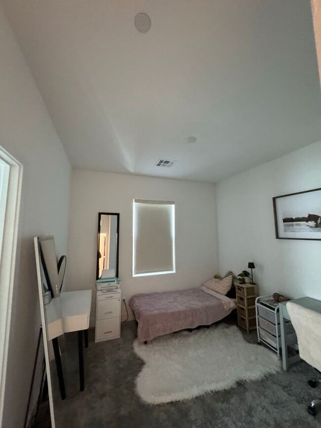 Building Photo - Modern Furnished 3 Bedroom Townhome in Pri...