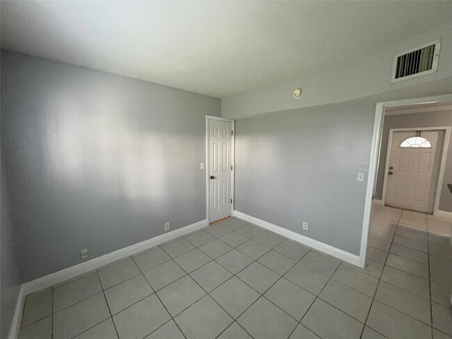 Building Photo - 1311 NE 18th St