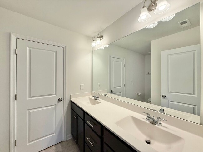 Building Photo - Stunning 3BD, 3.5BA Raleigh Townhome in the Desirable 5401 North Community Within Walking Distanc...