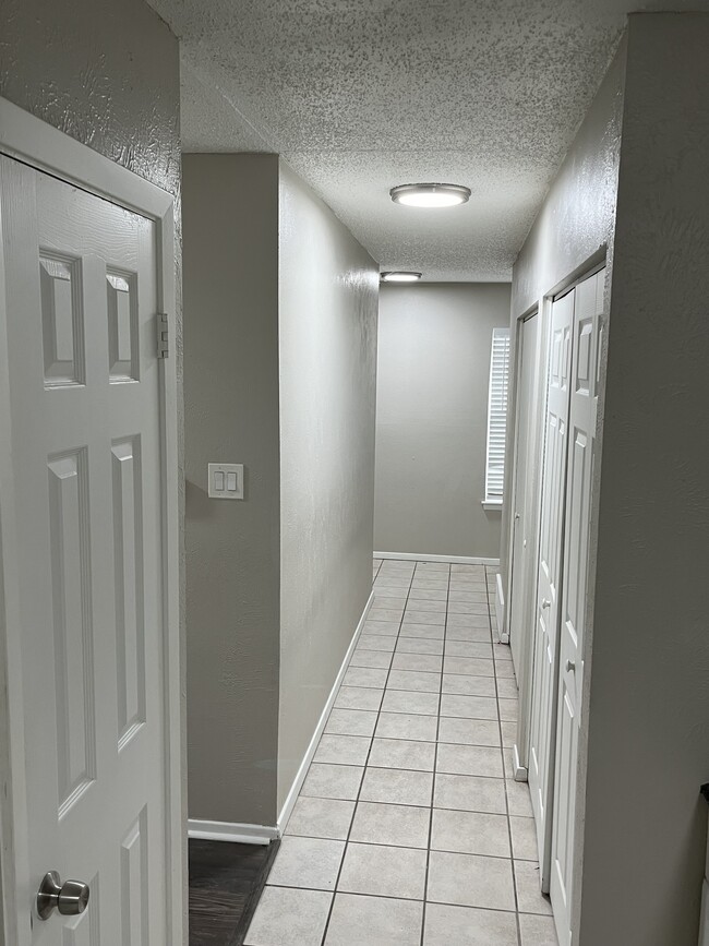 Building Photo - 8836 Hidden Hill Dr