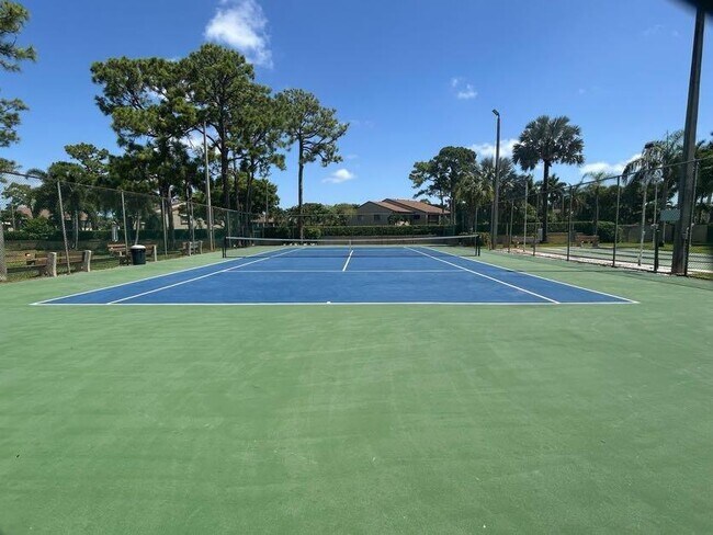 Building Photo - 725 Sunny Pine Way