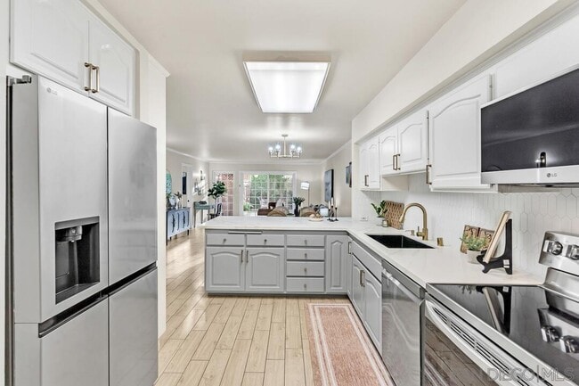 Building Photo - 2600 Torrey Pines Rd