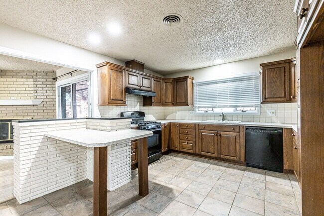 Building Photo - Completely renovated with beautiful updates!