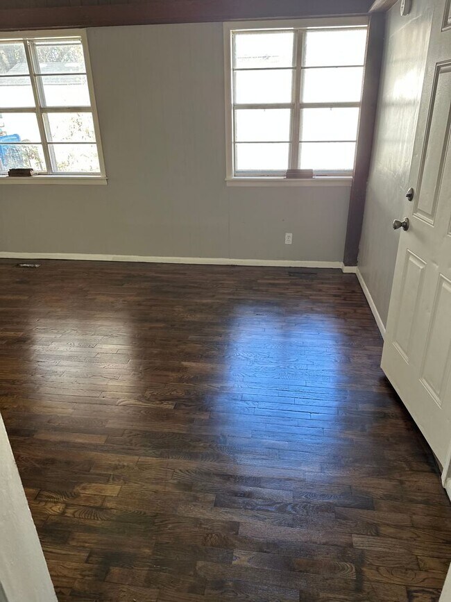 Building Photo - Spacious & Affordable Tulsa Living | 4 Bed...