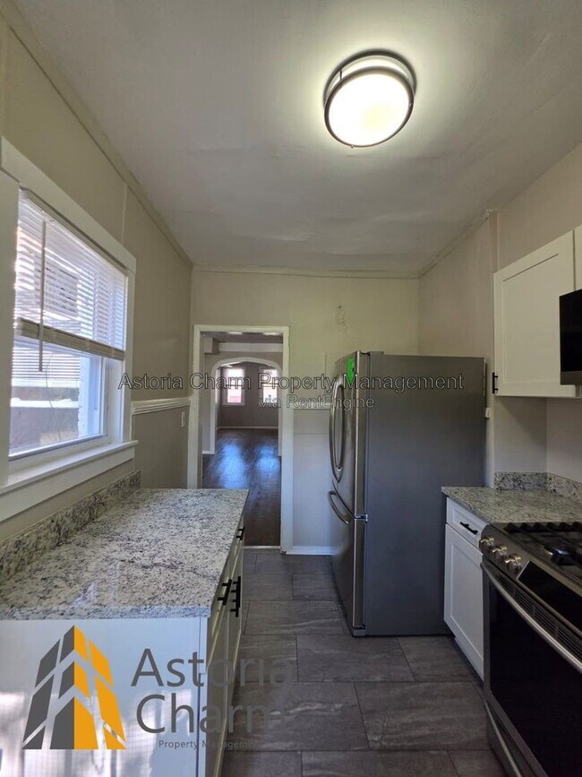 Building Photo - 1418 N Dukeland St
