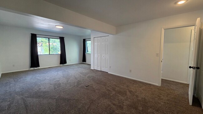 Building Photo - 2205 Friendship Cir