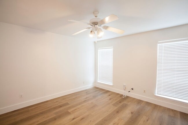 Building Photo - Remodeled Central Dallas Condo