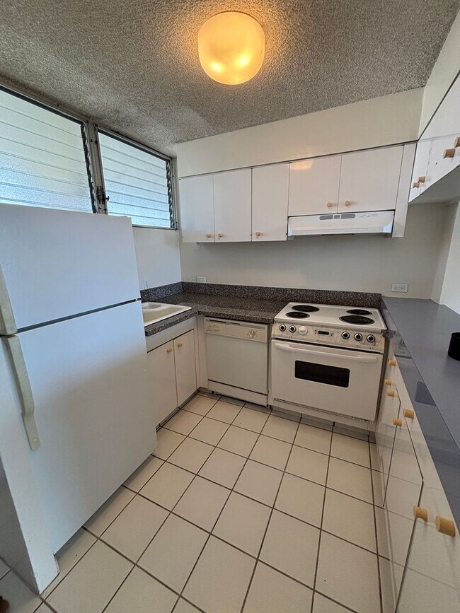 Building Photo - Kapiolani - Ala Wai Skyrise - 1 Bdrm/1 Bat...