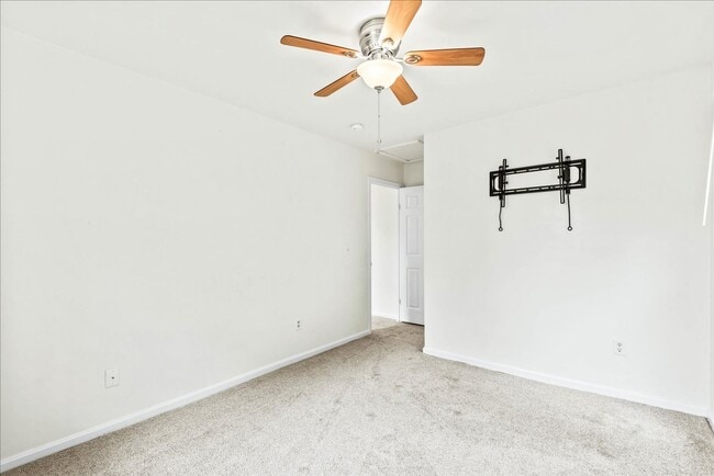 Building Photo - Charming 3-Level Townhome