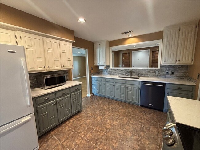 Building Photo - 3300 Wells Dr