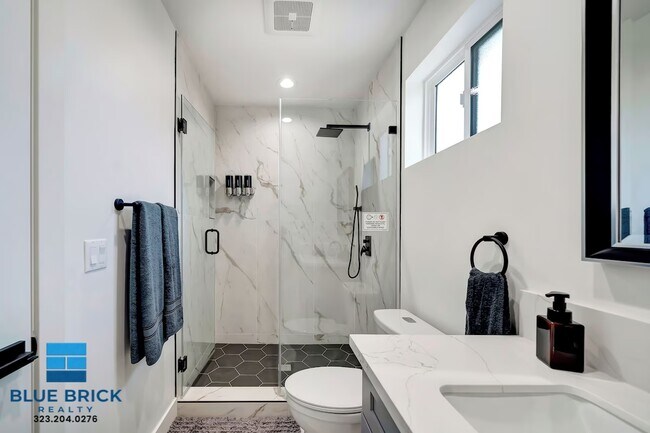 Building Photo - 5841 Vanalden Ave