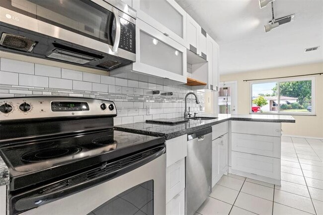 Building Photo - 1415 NE 25th St