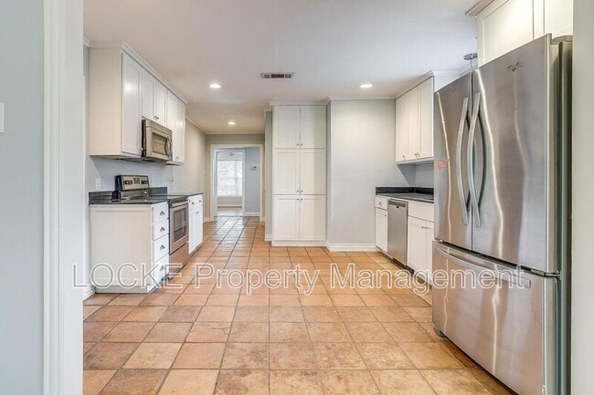 Building Photo - 3528 Rogers Ave