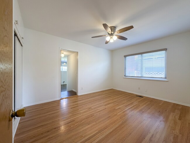 Building Photo - 962 N Calmgrove Ave
