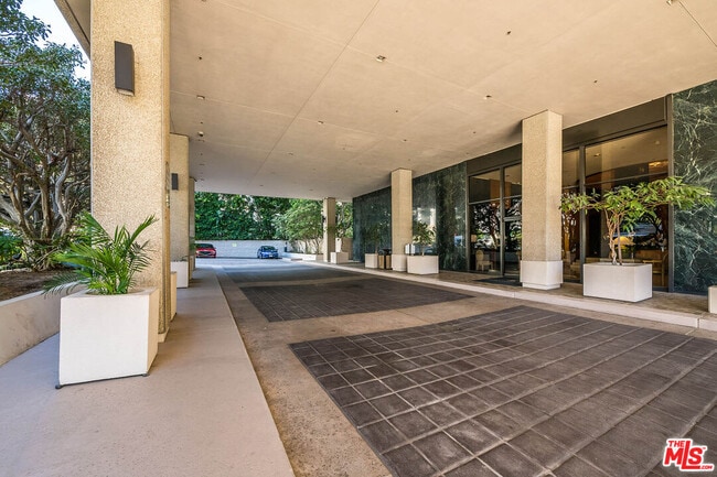 Building Photo - 10790 Wilshire Blvd