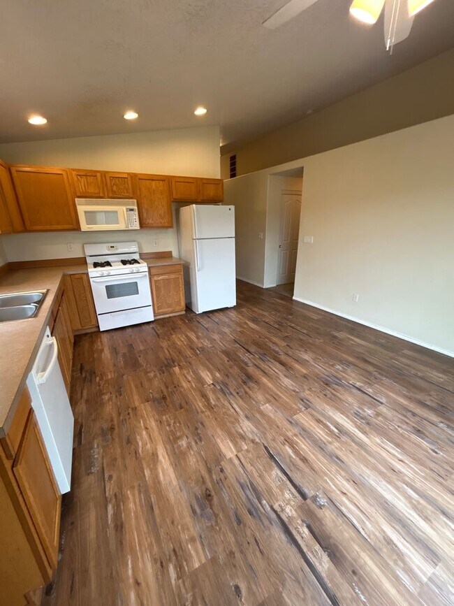 Building Photo - Beautiful 3 Bedroom 2 Bath Single Level Ho...