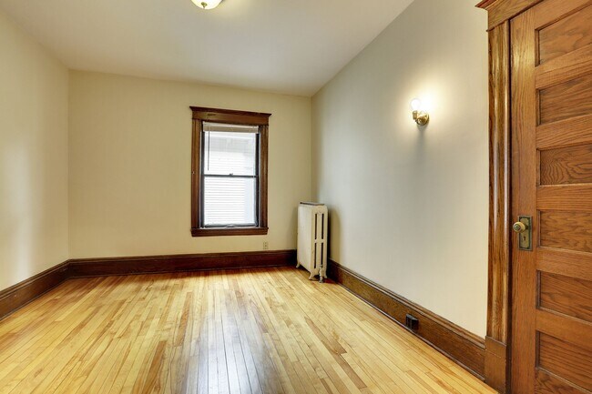 2nd fl br #2 - 3302 Harriet Ave