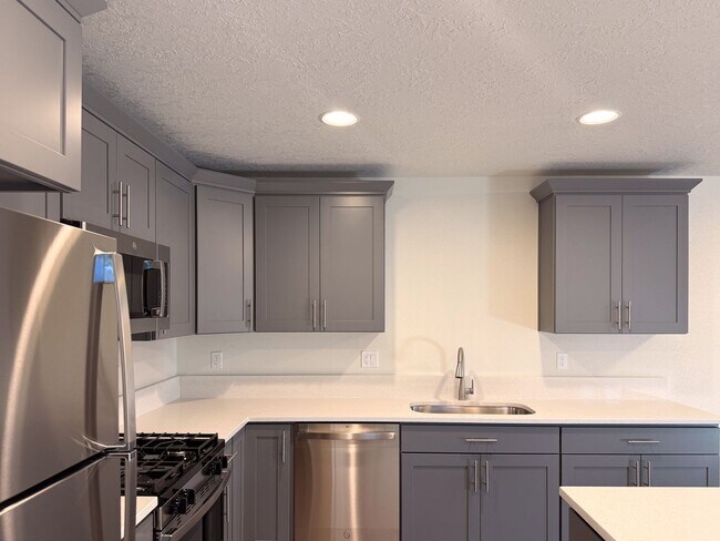 Building Photo - 505-507 NW Hillcrest Dr