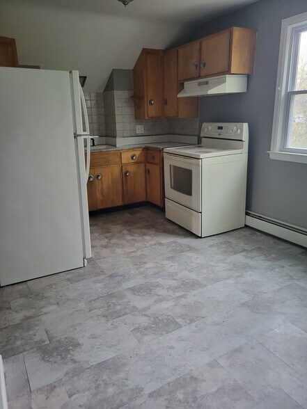 Kitchen & Dining Area - 25 Fernwood Ave