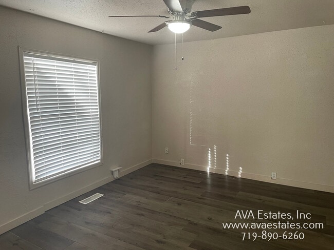 Building Photo - 901 W 17th St