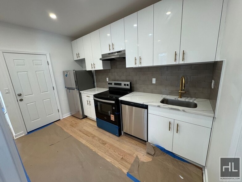 Building Photo - 31 AVENUE