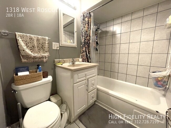 Building Photo - 1318 W Roscoe St