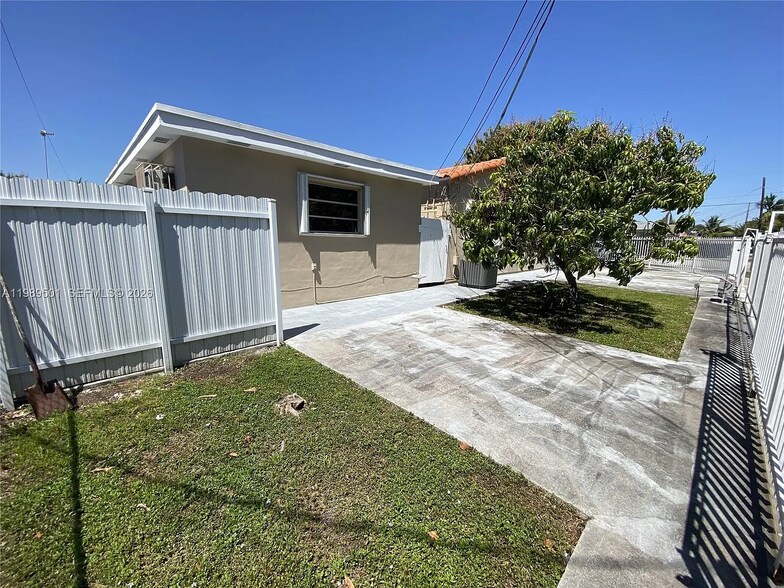 Building Photo - 3300 SW 10th St