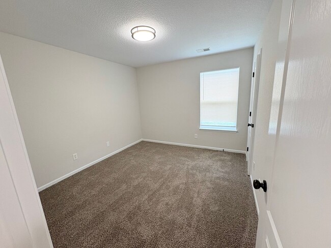 Building Photo - 3 Bedroom | 2 Bath | 1-Car Garage Ranch Du...