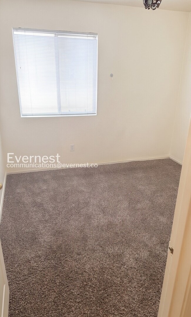 Building Photo - 3 Bed, 2 Bath Home with Fenced Yard & Garage / Vouchers Accepted / Available Now!