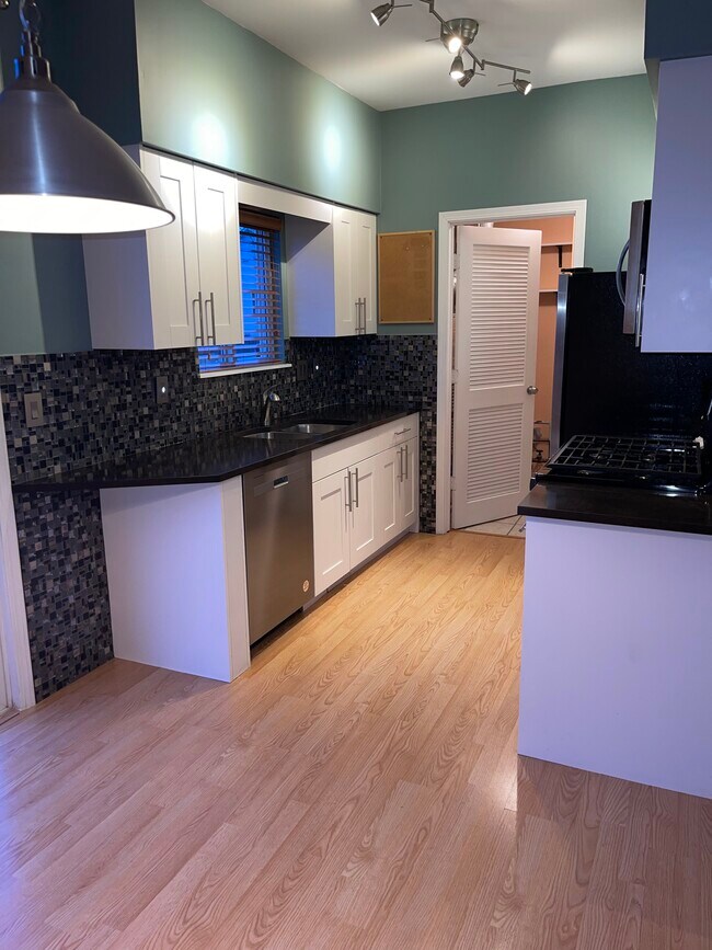 Building Photo - 14016 S Emerson Ct