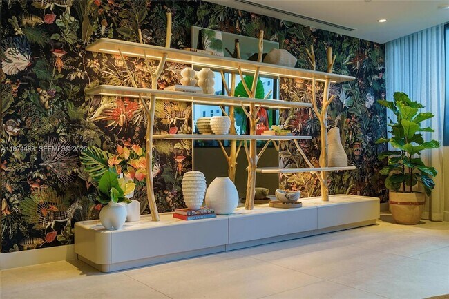 Building Photo - 700 NE 24th St