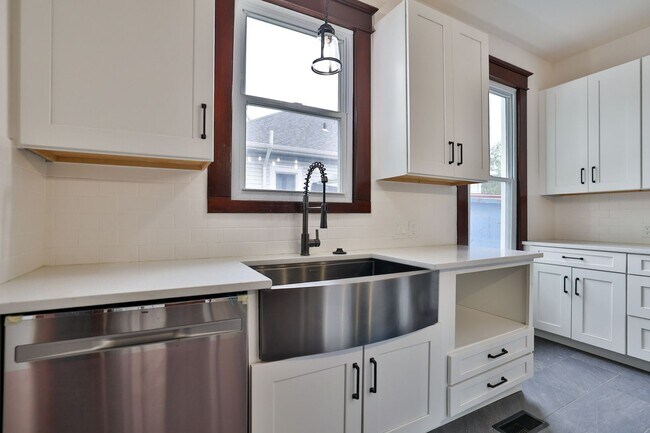 Building Photo - Newly Renovated Single Family Home