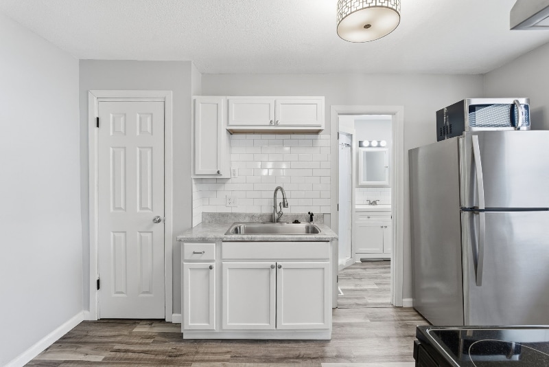 Building Photo - 851 S Millwood Ave