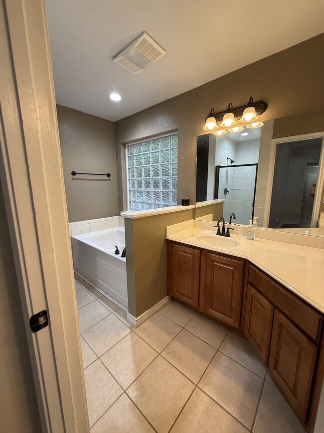 Building Photo - 105 Willow Brook Dr