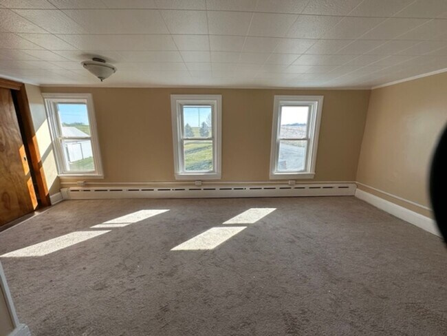 Building Photo - Four Bedroom 1.5 Bath Farm House in Hamburg