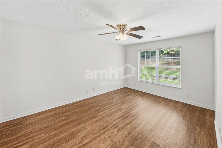Building Photo - 916 Springs Hill Way