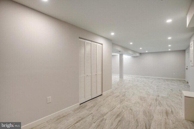 Building Photo - 9003 Fox Lair Dr