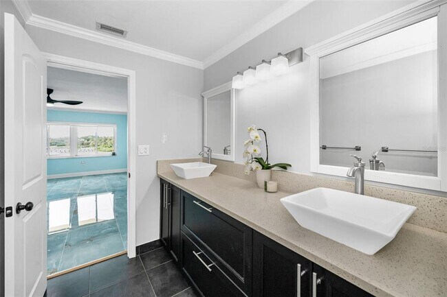 Building Photo - 100 Bluff View Dr