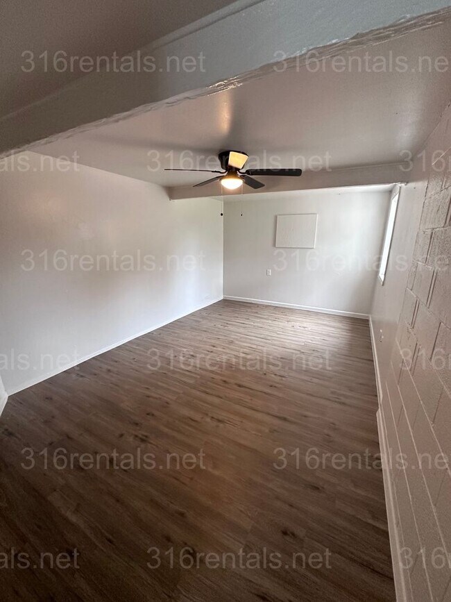 Building Photo - $695 -  2 bed 1 bath Duplex - Located in t...