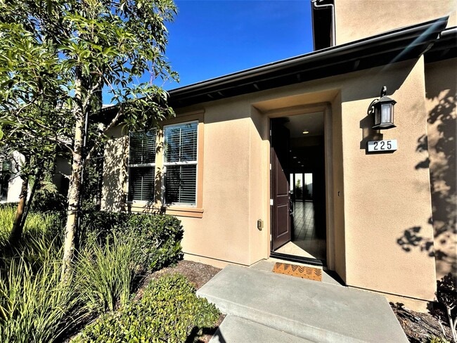 Building Photo - Spacious 4 bedroom, 3 bath Condo in Irvine!