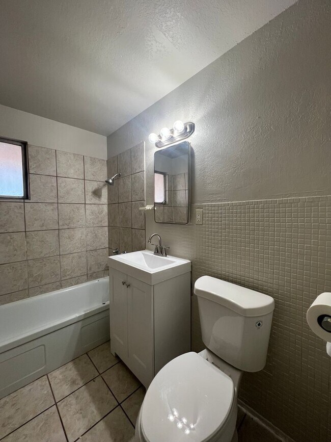 Building Photo - 1020 Taos Dr