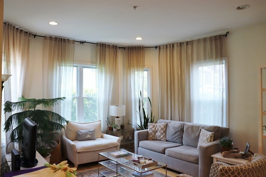 Building Photo - 582 Putnam Ave