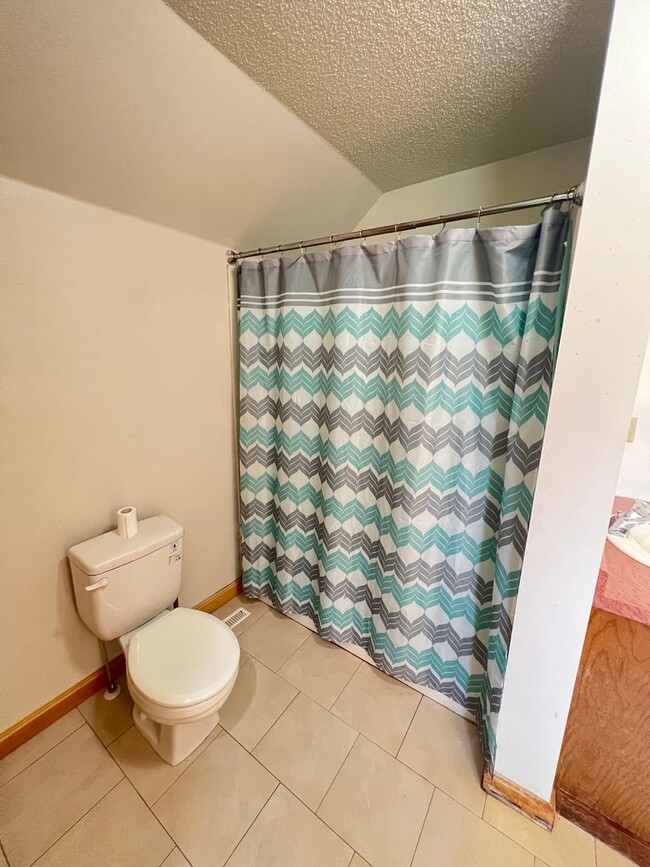 Building Photo - Spacious 3bd/2ba - AVAILABLE NOVEMBER!