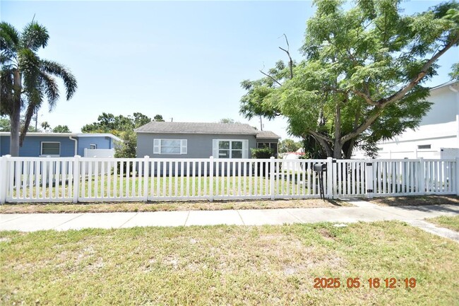 Primary Photo - 872 51st Ave N