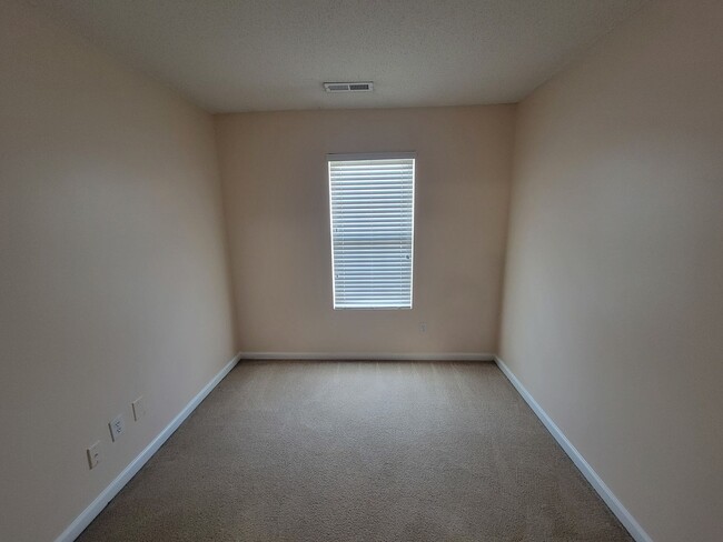 Building Photo - 142 Queensberry Ct