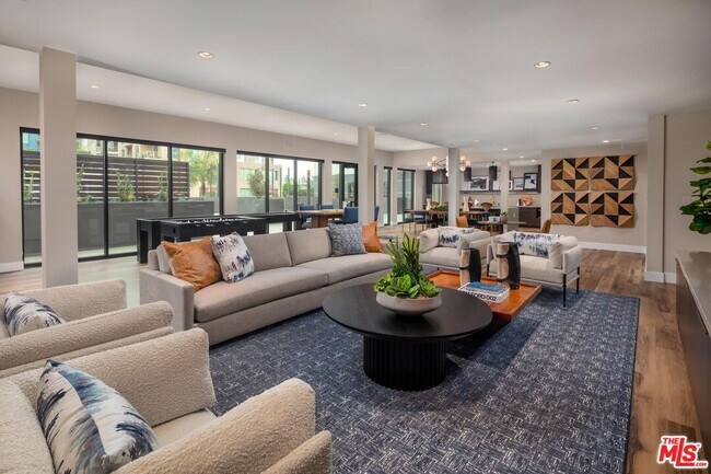 Building Photo - 201 N La Brea Ave