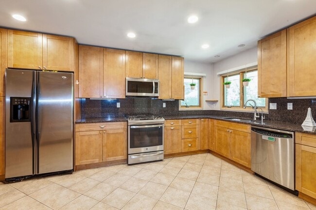 Building Photo - 50 Edgewood Dr