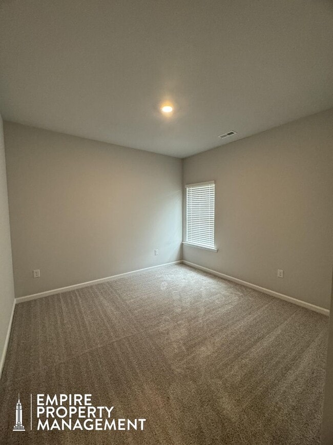 Building Photo - Move In Special: 1/2 Off 1st Month's Rent!!