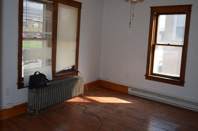 Building Photo - 185 W Spotswood Ave