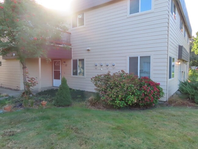 Building Photo - PRICE DROP! 3 Bed/ 1.5 Bath Townhouse in G...